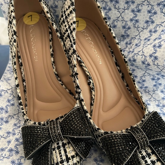 BCBG Sz.7 Heel/Pumps w/Statement Bows - BrandNew! - Picture 2 of 4